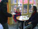 Café chileno atiende durante una hora sólo a indigentes