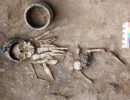Inquietantes juguetes y un extraño casco metálico para un bebé de hace 4.500 años