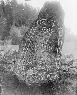 Piedra runica Sueca con un martillo de Thor claramente visible en su tallado