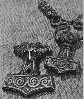Colgantes representando el Martillo del siglo X encontrados en Suecia