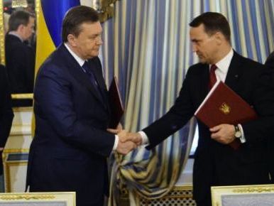 En el papel de negociador europeo, Radoslaw Sikorski firma con el presidente de Ucrania Viktor Yanukovich un acuerdo para el arreglo de la crisis en la noche del 21 de febrero de 2004. Esa misma madrugada, tomarán el poder los hombres secretamente entrenados en Polonia por el propio Sikorski.