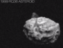 Pirámide metalizada incrustada en un asteroide