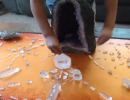 Niño de 8 años construye rejillas de cristales para limpiar energias negativas